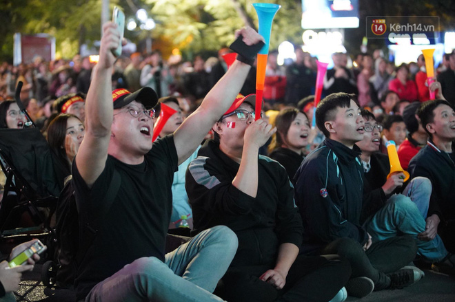 U22 Việt Nam đả bại U22 Campuchia với 4 bàn không gỡ, CĐV sung sướng reo hò: Vô chung kết thôi bà con-26