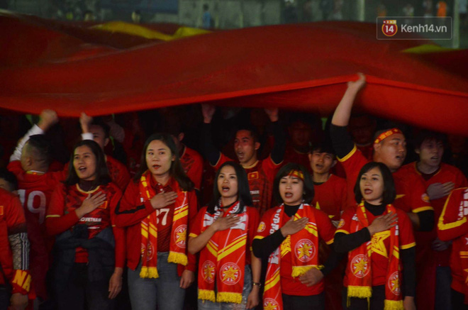 U22 Việt Nam đả bại U22 Campuchia với 4 bàn không gỡ, CĐV sung sướng reo hò: Vô chung kết thôi bà con-49