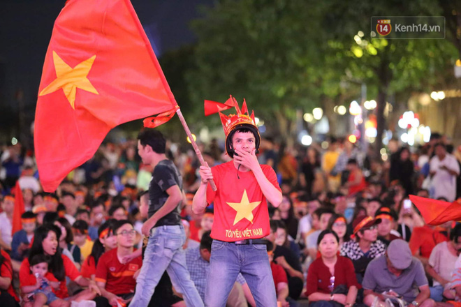 U22 Việt Nam đả bại U22 Campuchia với 4 bàn không gỡ, CĐV sung sướng reo hò: Vô chung kết thôi bà con-68