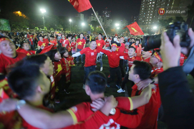 U22 Việt Nam đả bại U22 Campuchia với 4 bàn không gỡ, CĐV sung sướng reo hò: Vô chung kết thôi bà con-40