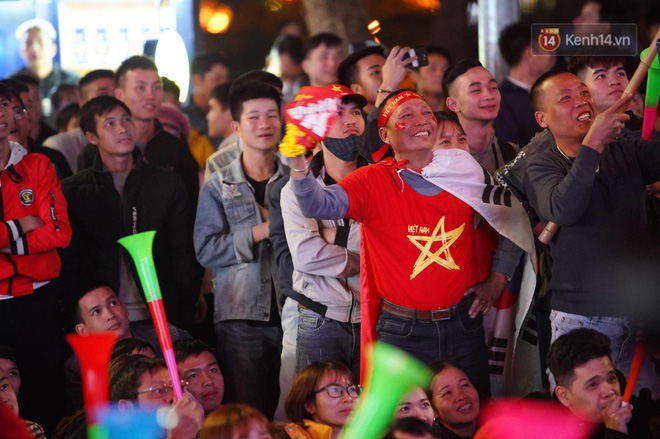 U22 Việt Nam đả bại U22 Campuchia với 4 bàn không gỡ, CĐV sung sướng reo hò: Vô chung kết thôi bà con-36