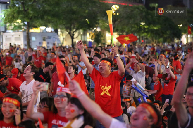 U22 Việt Nam đả bại U22 Campuchia với 4 bàn không gỡ, CĐV sung sướng reo hò: Vô chung kết thôi bà con-45