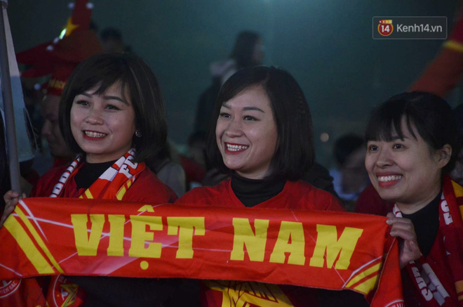U22 Việt Nam đả bại U22 Campuchia với 4 bàn không gỡ, CĐV sung sướng reo hò: Vô chung kết thôi bà con-50