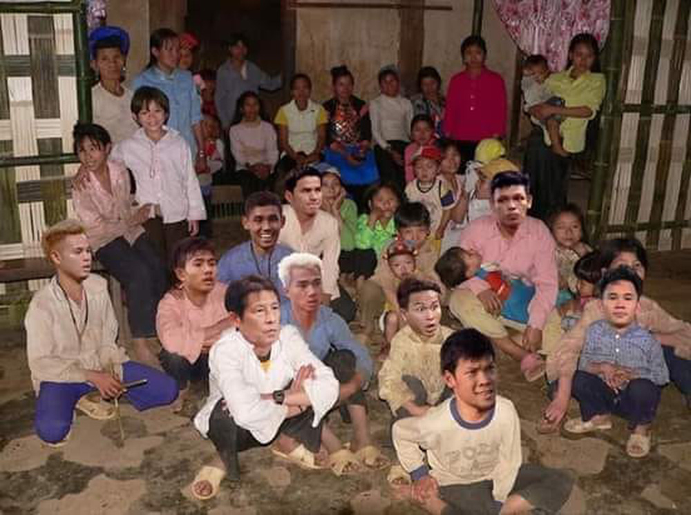 Cười bể bụng xem ảnh chế Đức Chinh nhấc bổng Campuchia-5