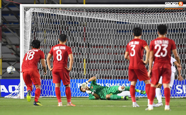 Văn Toản cản phá phạt đền xuất thần, xóa sạch mọi chỉ trích về sai lầm trong trận gặp Thái Lan-2