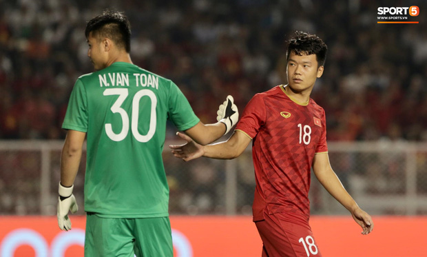 Văn Toản cản phá phạt đền xuất thần, xóa sạch mọi chỉ trích về sai lầm trong trận gặp Thái Lan-4