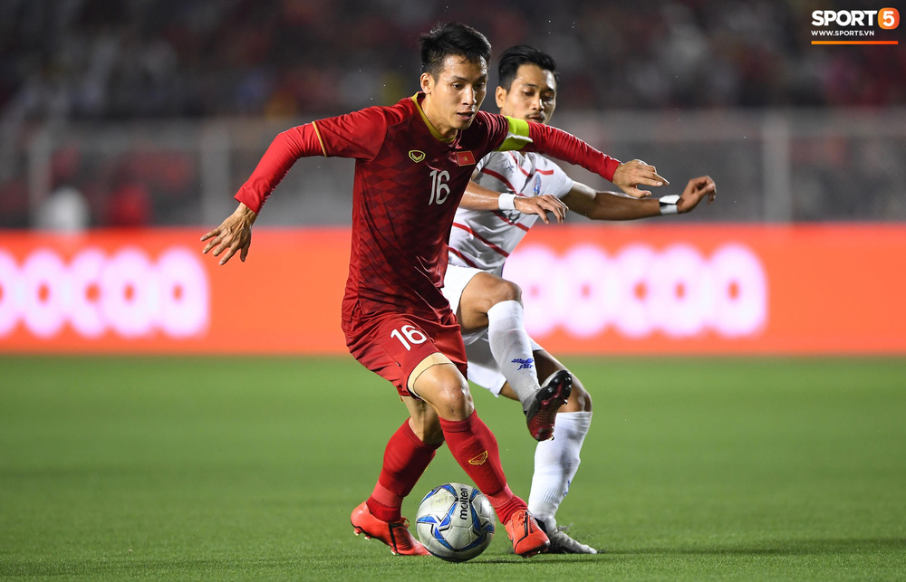 Đồng đội hạ đẹp Campuchia, Quang Hải ngồi ngoài sân thư thái tập giãn cơ thế này đây-1