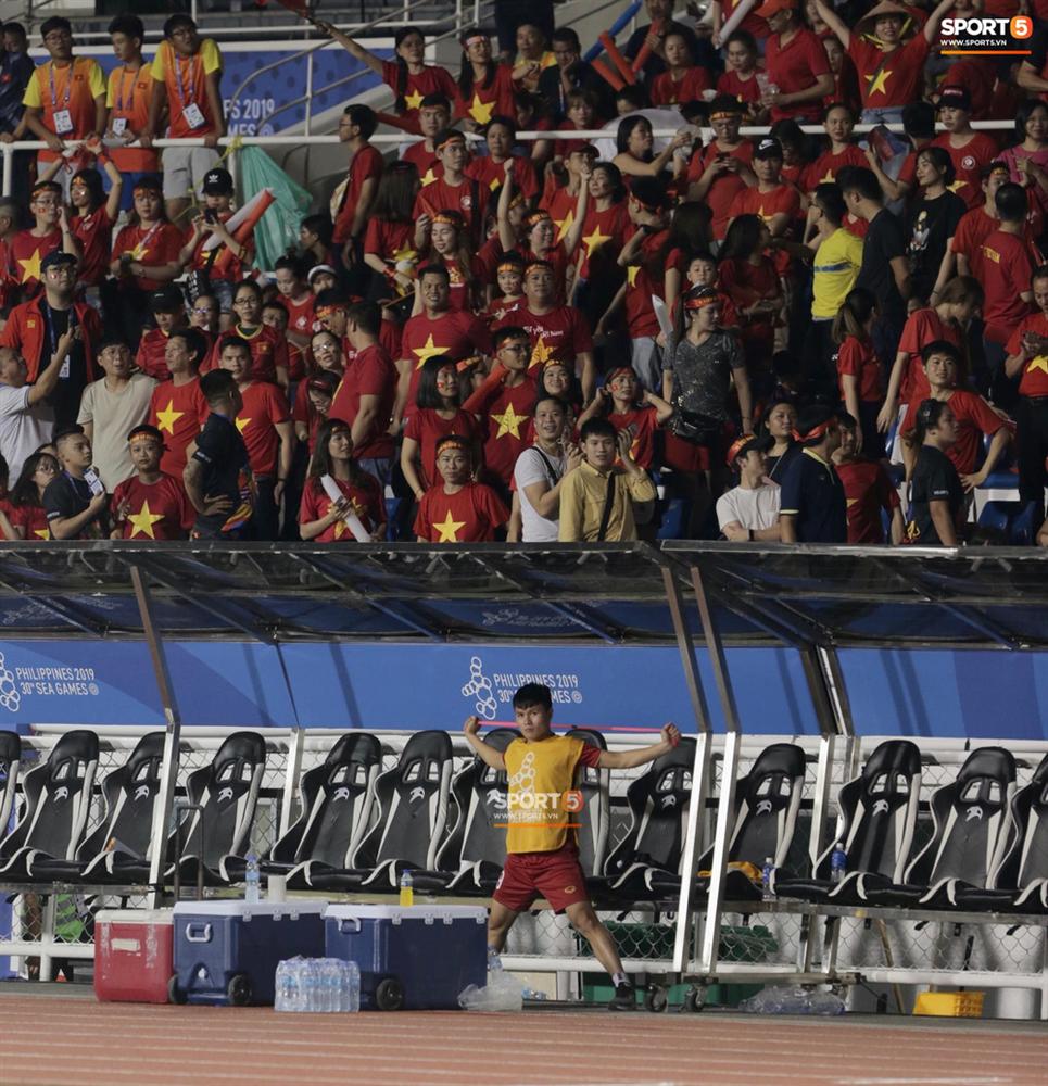 Đồng đội hạ đẹp Campuchia, Quang Hải ngồi ngoài sân thư thái tập giãn cơ thế này đây-8