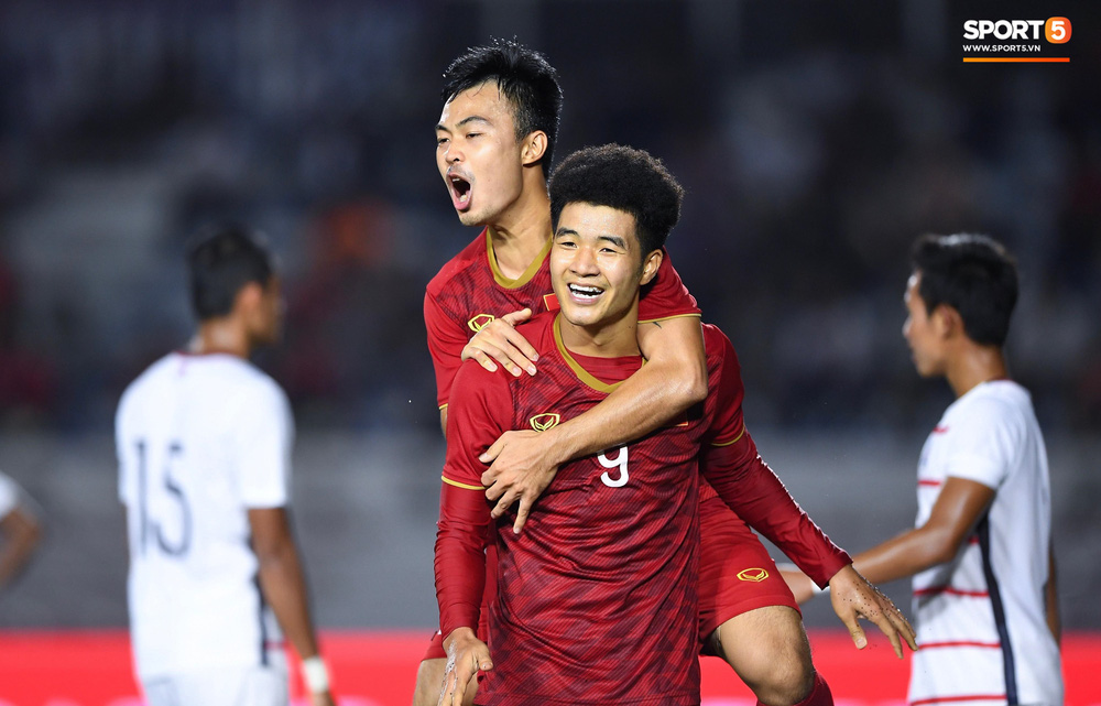 Đồng đội hạ đẹp Campuchia, Quang Hải ngồi ngoài sân thư thái tập giãn cơ thế này đây-9