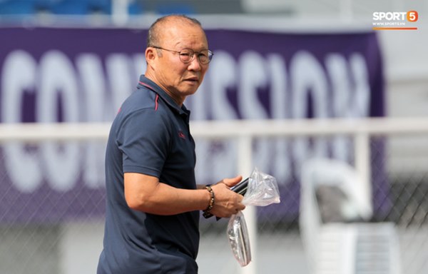 Chuyện giờ mới kể: HLV Park Hang-seo suýt bị cách ly ở U22 Việt Nam trước trận gặp Campuchia-2