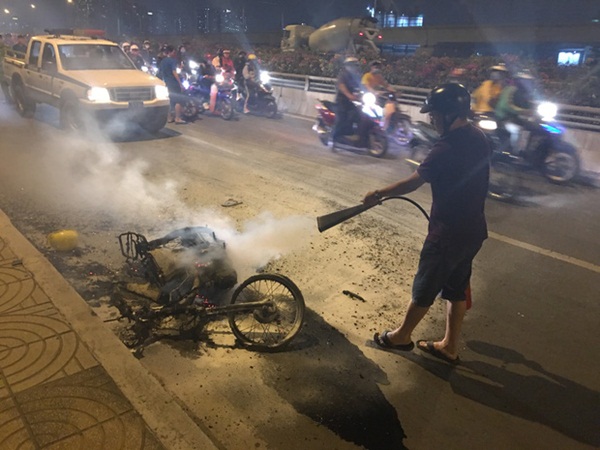 TP.HCM: Xe máy cháy trơ khung khi đi bão sau trận thắng của U22 Việt Nam trước Campuchia-2