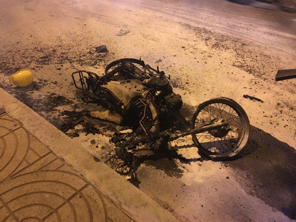 TP.HCM: Xe máy cháy trơ khung khi đi bão sau trận thắng của U22 Việt Nam trước Campuchia-3