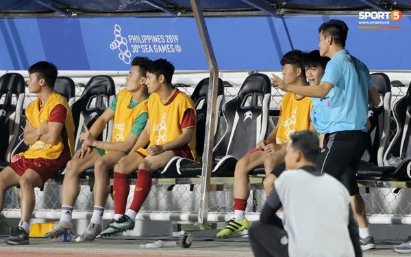 Bùi Tiến Dũng vỗ tay tán thưởng, Tiến Linh chấn thương vẫn đi đu đưa đi khi Văn Toản cản phá quả phạt đền của Campuchia-1