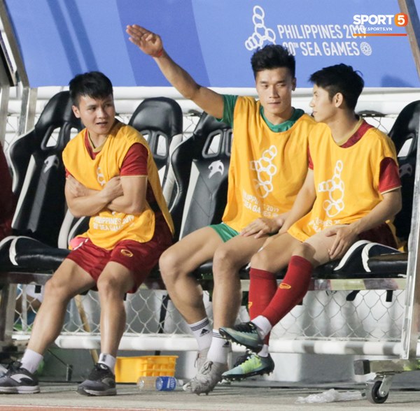 Bùi Tiến Dũng vỗ tay tán thưởng, Tiến Linh chấn thương vẫn đi đu đưa đi khi Văn Toản cản phá quả phạt đền của Campuchia-2