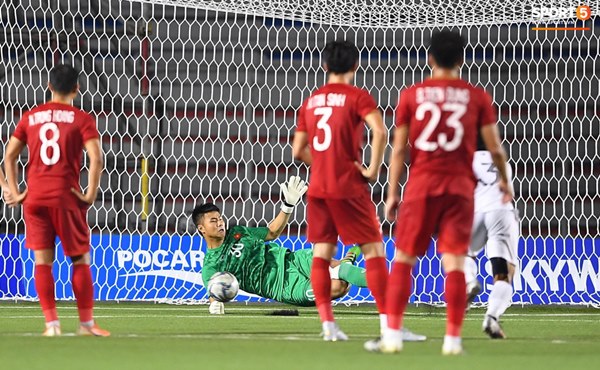 Bùi Tiến Dũng vỗ tay tán thưởng, Tiến Linh chấn thương vẫn đi đu đưa đi khi Văn Toản cản phá quả phạt đền của Campuchia-3