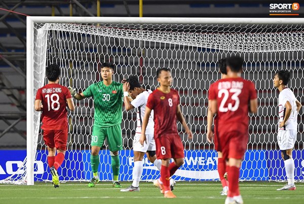 Bùi Tiến Dũng vỗ tay tán thưởng, Tiến Linh chấn thương vẫn đi đu đưa đi khi Văn Toản cản phá quả phạt đền của Campuchia-4