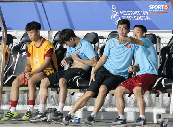 Bùi Tiến Dũng vỗ tay tán thưởng, Tiến Linh chấn thương vẫn đi đu đưa đi khi Văn Toản cản phá quả phạt đền của Campuchia-5