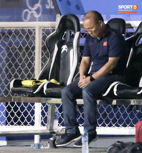 Bùi Tiến Dũng vỗ tay tán thưởng, Tiến Linh chấn thương vẫn đi đu đưa đi khi Văn Toản cản phá quả phạt đền của Campuchia-7