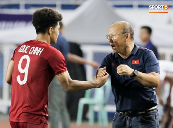 Bùi Tiến Dũng vỗ tay tán thưởng, Tiến Linh chấn thương vẫn đi đu đưa đi khi Văn Toản cản phá quả phạt đền của Campuchia-8