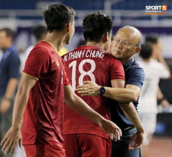 Bùi Tiến Dũng vỗ tay tán thưởng, Tiến Linh chấn thương vẫn đi đu đưa đi khi Văn Toản cản phá quả phạt đền của Campuchia-9