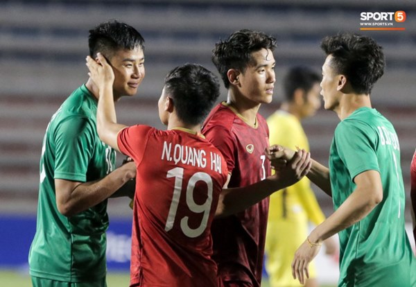 Bùi Tiến Dũng vỗ tay tán thưởng, Tiến Linh chấn thương vẫn đi đu đưa đi khi Văn Toản cản phá quả phạt đền của Campuchia-10