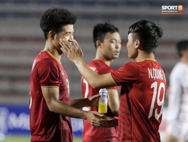 Bùi Tiến Dũng vỗ tay tán thưởng, Tiến Linh chấn thương vẫn đi đu đưa đi khi Văn Toản cản phá quả phạt đền của Campuchia-11