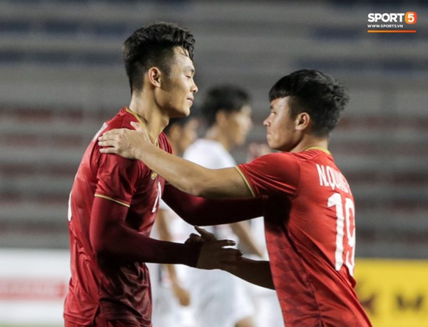 Bùi Tiến Dũng vỗ tay tán thưởng, Tiến Linh chấn thương vẫn đi đu đưa đi khi Văn Toản cản phá quả phạt đền của Campuchia-12