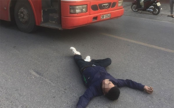 Nam thanh niên lao thẳng đầu vào xe buýt tự tử-1