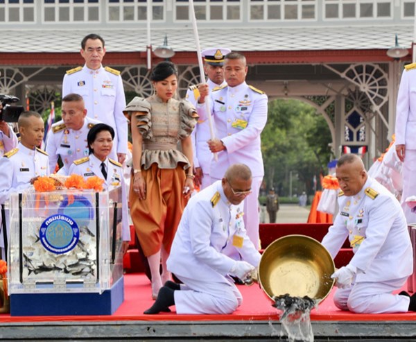 Hai nàng công chúa khác nhau một trời một vực của Hoàng gia Thái Lan: Người dịu dàng chuẩn mực, người nổi loạn cá tính-4