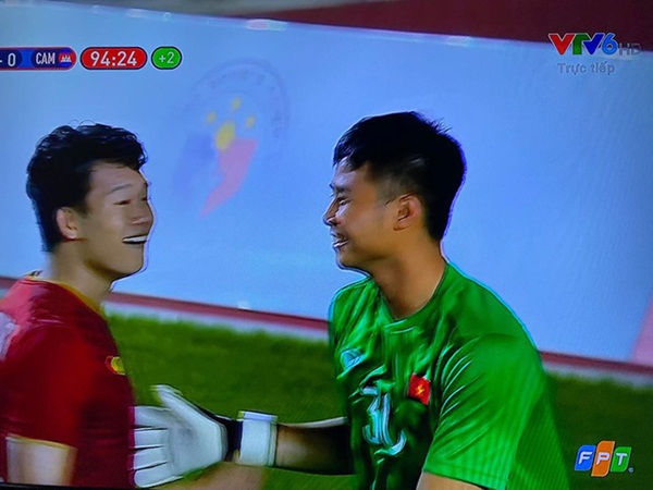 Hình ảnh Văn Toản cản phá penalty thành công được chia sẻ chóng mặt, nụ cười của anh là điểm nhấn đặc biệt-4