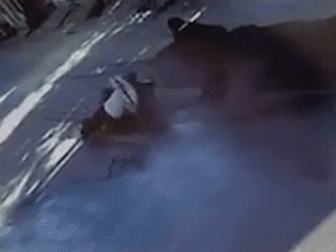 Học sinh điều khiển xe máy trượt ngã dưới bánh xe tải