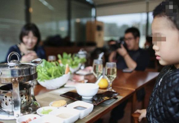 Cậu bé nhổ nước bọt vào nồi lẩu của bàn bên, người mẹ lại đưa ra lời giải thích khiến tất cả khách bất bình-1