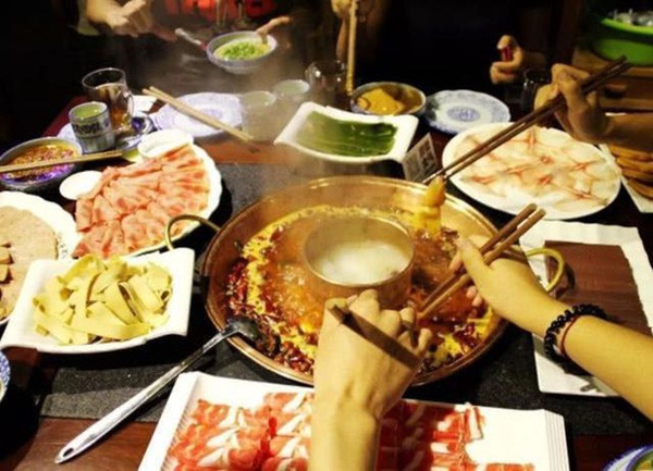 Cậu bé nhổ nước bọt vào nồi lẩu của bàn bên, người mẹ lại đưa ra lời giải thích khiến tất cả khách bất bình-2