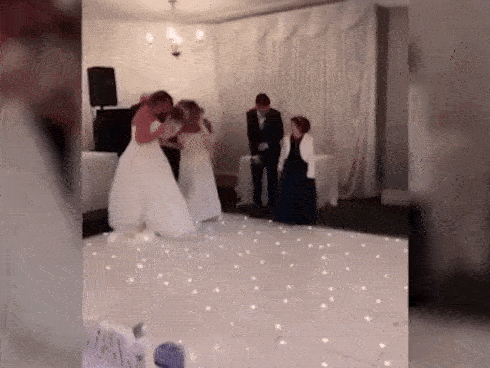 Bạn gái cũ của chú rể đến làm loạn đám cưới, đánh luôn nam chính khiến ai cũng ngỡ ngàng nhưng không ngờ đứng sau mọi chuyện là phù dâu-1