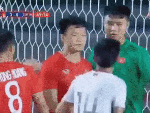 Góc đáng thương: Cầu thủ U22 Việt Nam xin nước nhưng bị ngó lơ, phải uống ké cầu thủ Campuchia vì quá khát-10