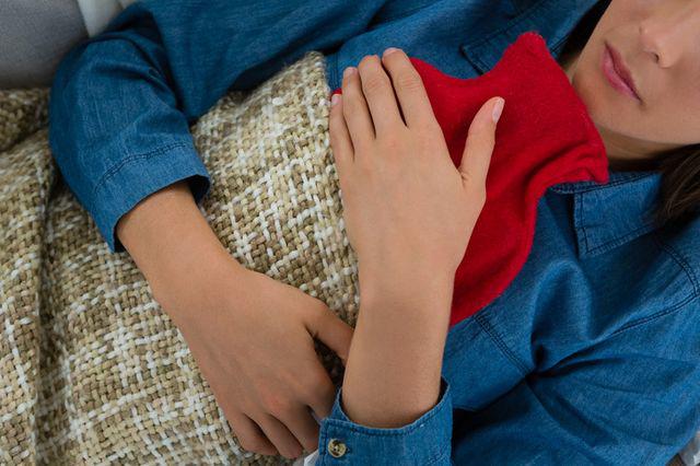 Ngoài giữ ấm khi lạnh, túi sưởi còn có tới 10 công dụng chữa bệnh tốt không kém gì thuốc-2