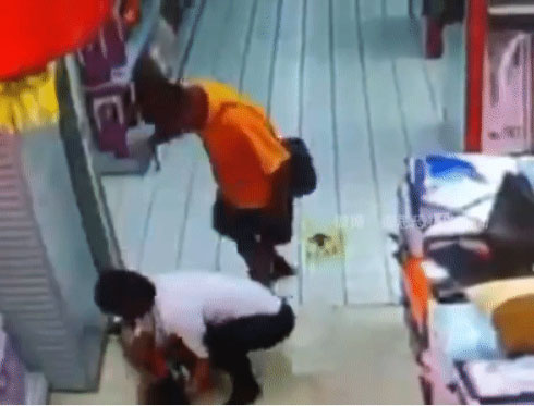 Khoảnh khắc vui vẻ ngắn ngủi của 2 bố con ở siêu thị trước khi tai nạn ập đến khiến đứa trẻ hứng chịu hậu quả bằng cả mạng sống-1