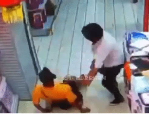 Khoảnh khắc vui vẻ ngắn ngủi của 2 bố con ở siêu thị trước khi tai nạn ập đến khiến đứa trẻ hứng chịu hậu quả bằng cả mạng sống-2