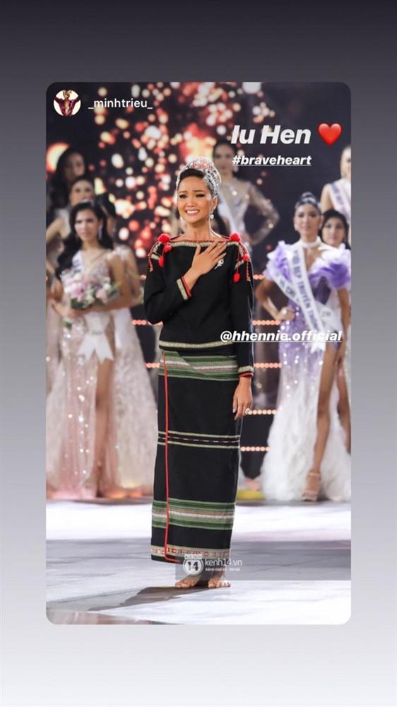 Mỹ nhân thế giới và dàn sao Vbiz xúc động trước màn final walk đặc biệt của HHen Niê: Mộc mạc đến kì diệu!-4