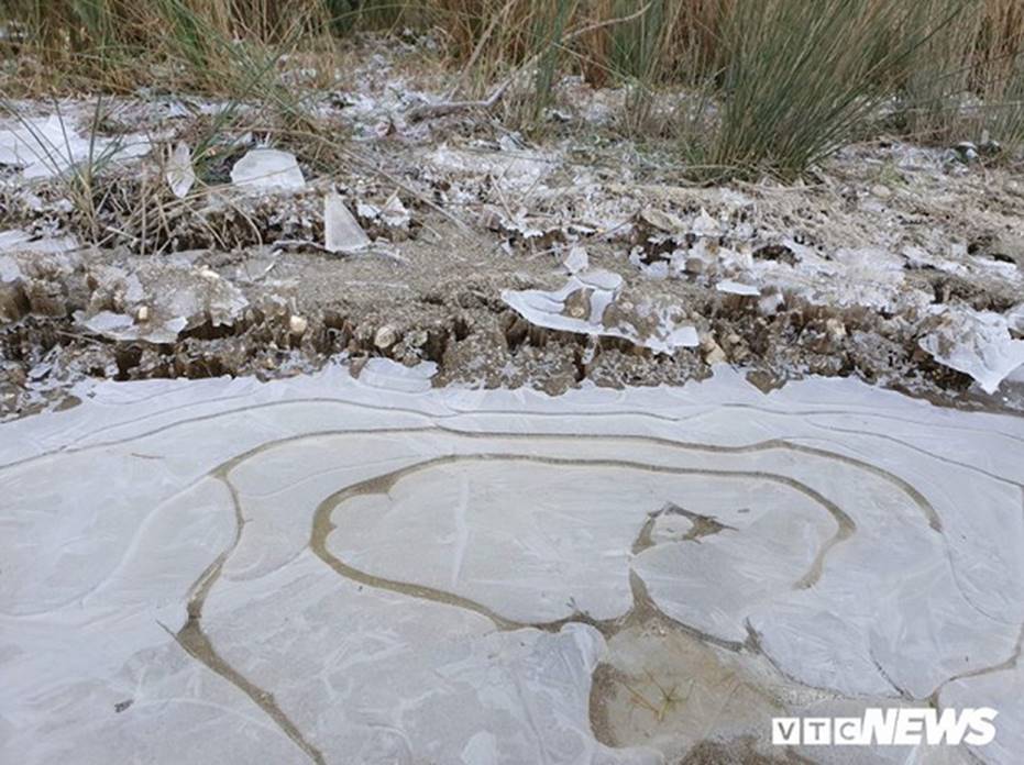 Băng giá phủ trắng đỉnh Chiêu Lầu Thi, du khách nô nức rủ nhau check in-1