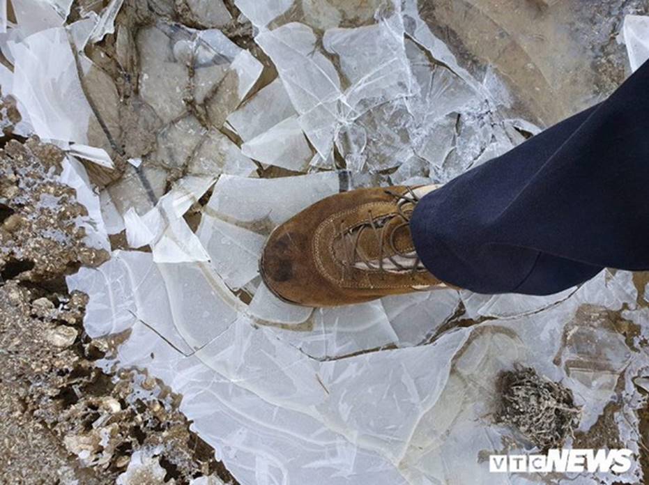 Băng giá phủ trắng đỉnh Chiêu Lầu Thi, du khách nô nức rủ nhau check in-7