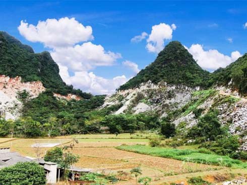 Đá lăn từ vách núi cao xuống đè nữ phiên dịch 23 tuổi tử vong
