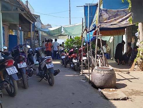 Vợ rửa cá tạt nước trúng tường nhà hàng xóm, chồng bị truy sát tới chết-1