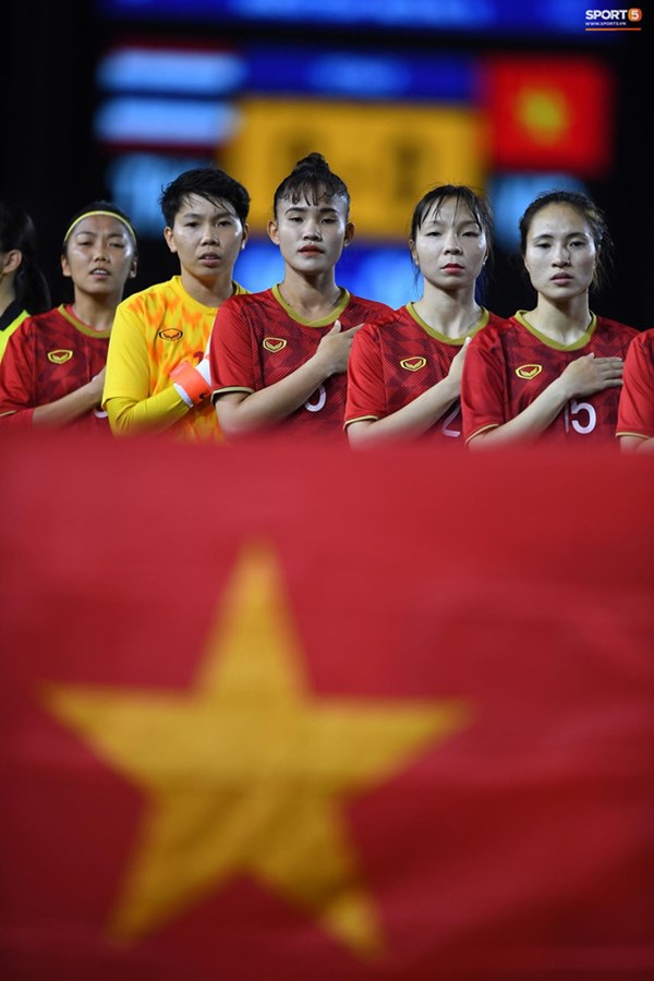 Trận chung kết SEA Games 30 giữa tuyển nữ Việt Nam và Thái Lan bị gián đoạn vì sự cố bất ngờ-1