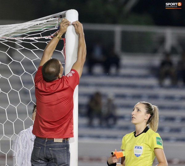 Trận chung kết SEA Games 30 giữa tuyển nữ Việt Nam và Thái Lan bị gián đoạn vì sự cố bất ngờ-4