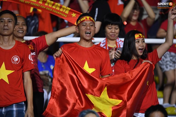 Trận chung kết SEA Games 30 giữa tuyển nữ Việt Nam và Thái Lan bị gián đoạn vì sự cố bất ngờ-9