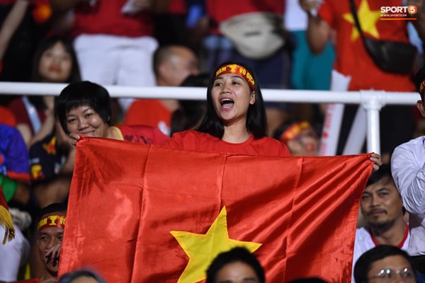 Trận chung kết SEA Games 30 giữa tuyển nữ Việt Nam và Thái Lan bị gián đoạn vì sự cố bất ngờ-11