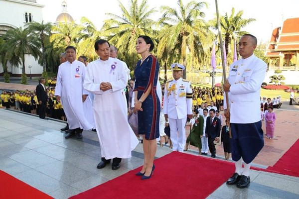 Hoàng hậu Thái Lan rạng rỡ đi dự sự kiện một mình và nhận bằng Tiến sĩ danh dự, vị thế ngày càng vững chắc-1