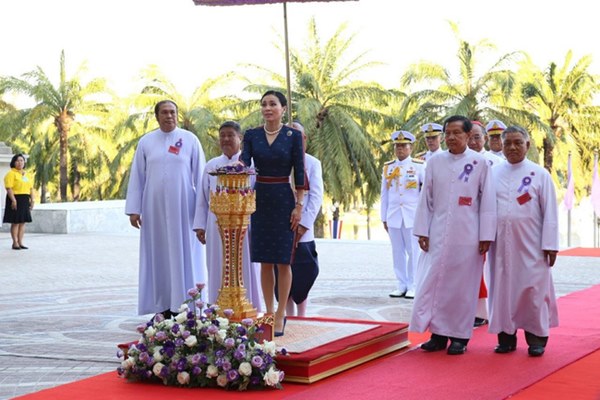 Hoàng hậu Thái Lan rạng rỡ đi dự sự kiện một mình và nhận bằng Tiến sĩ danh dự, vị thế ngày càng vững chắc-2
