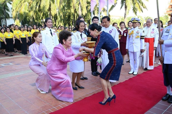 Hoàng hậu Thái Lan rạng rỡ đi dự sự kiện một mình và nhận bằng Tiến sĩ danh dự, vị thế ngày càng vững chắc-3